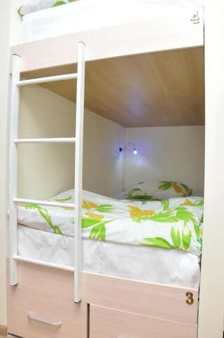 Хостелы ART Hostel Алматы Кровать в общем 8-местном номере для мужчин и женщин-13